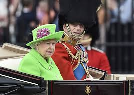The Queen's 'Green Screen' Outfit Sparks A Hilarious Internet Reaction |  Bored Panda